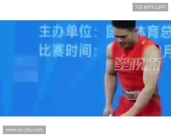 全运会石智勇亲吻杠铃瞬间，现场观众起立致敬冠军生涯