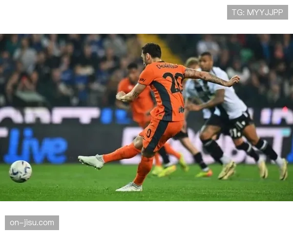 特写：乌迪内斯门将开大脚失误后，迅速完成一次关键的门线扑救